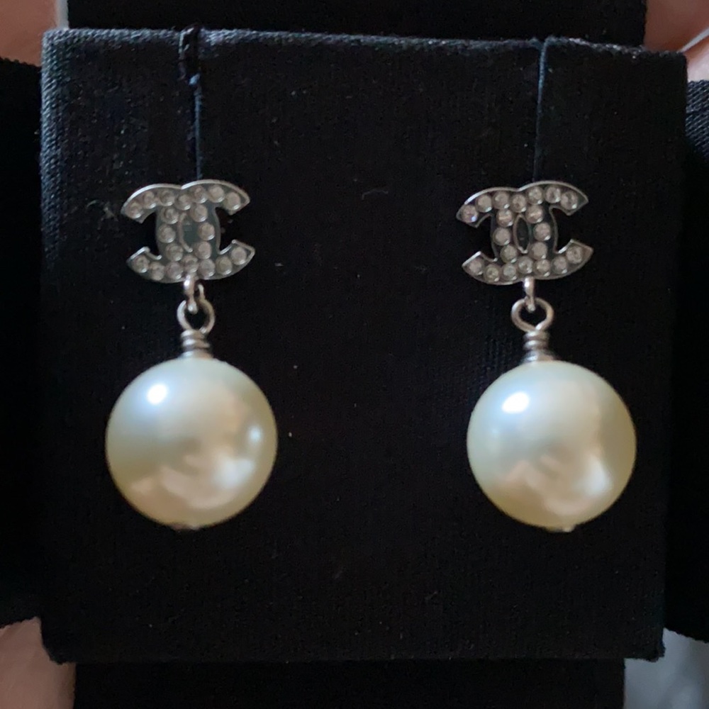 Brand new authentic CHANEL earrings a must have